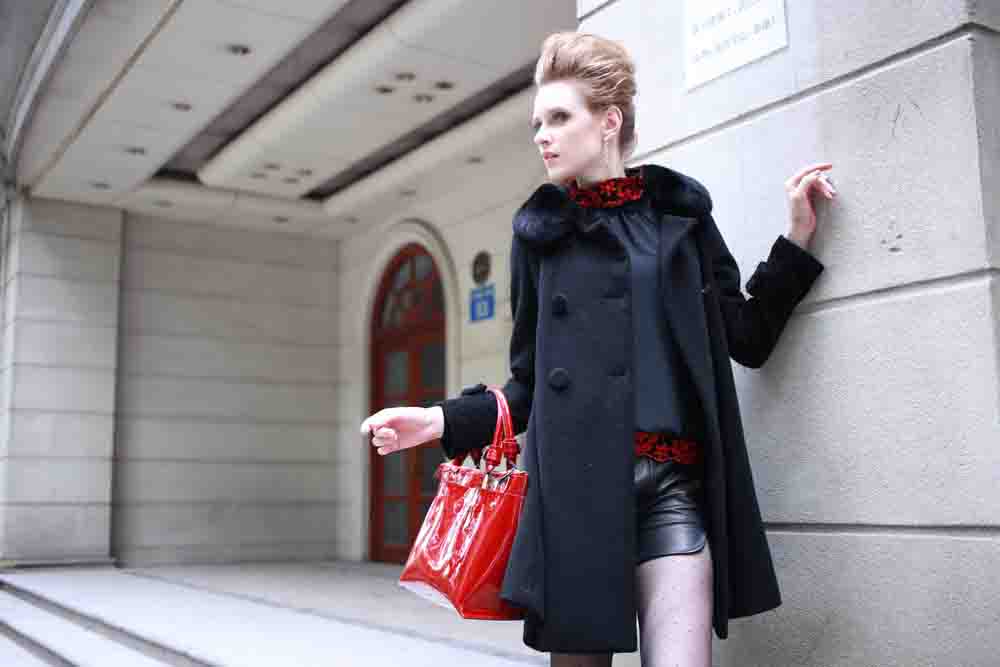 时尚女装品牌诚邀区域代理及连锁加盟批发黑色大衣