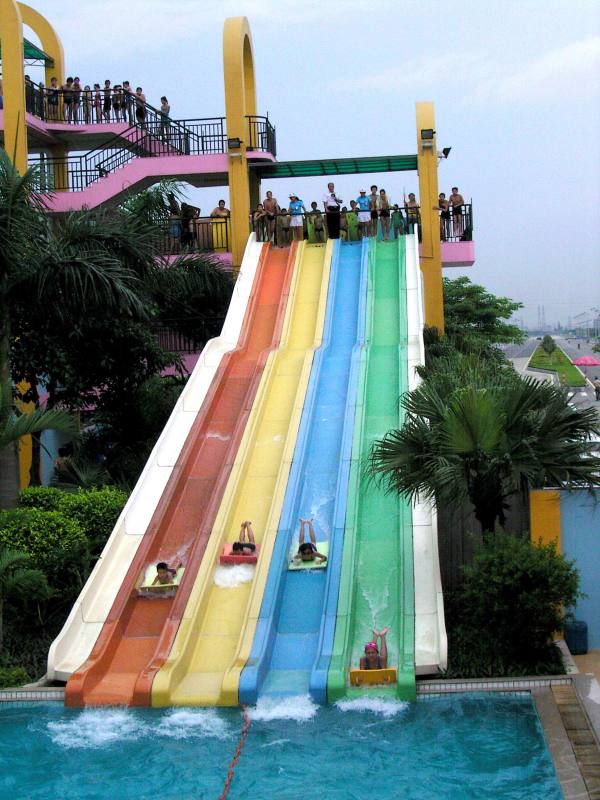 世界上最高的水上滑梯图片