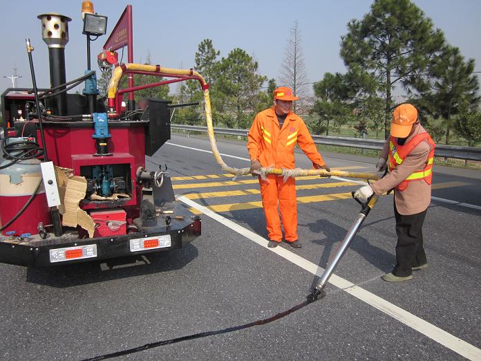 青岛公路灌缝胶主要修复延长公路使用年限