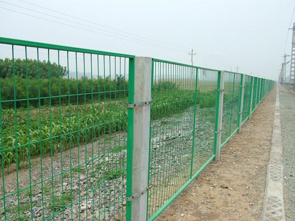 武汉铁路防护网，直片框架边框护栏网，pvc浸塑护栏网,铁路两侧隔离栅栏