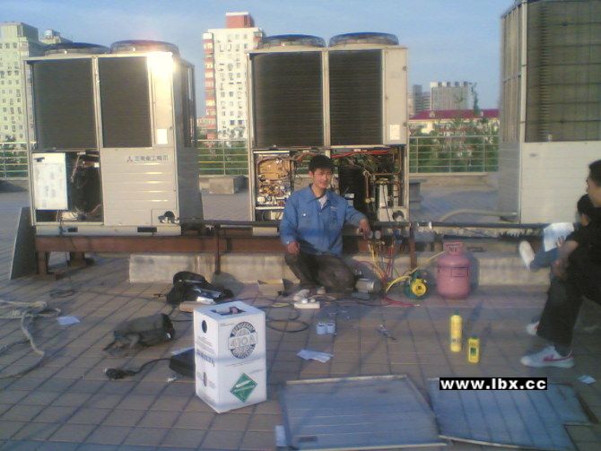 广州天河维修空调，清洗空调拆装空调，空调加雪种
