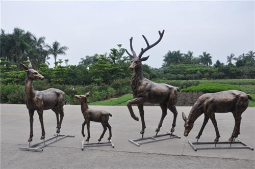 东莞龙泉实业玻璃钢鹿群雕塑
