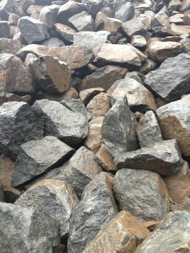 辉绿岩原石图片