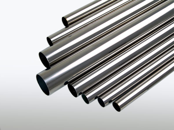每支管分段均打有“兴中成SUS304”的钢印，兴中成不锈钢钢管