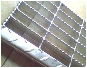 钢格板踏步板钢格板楼梯钢格板护栏网